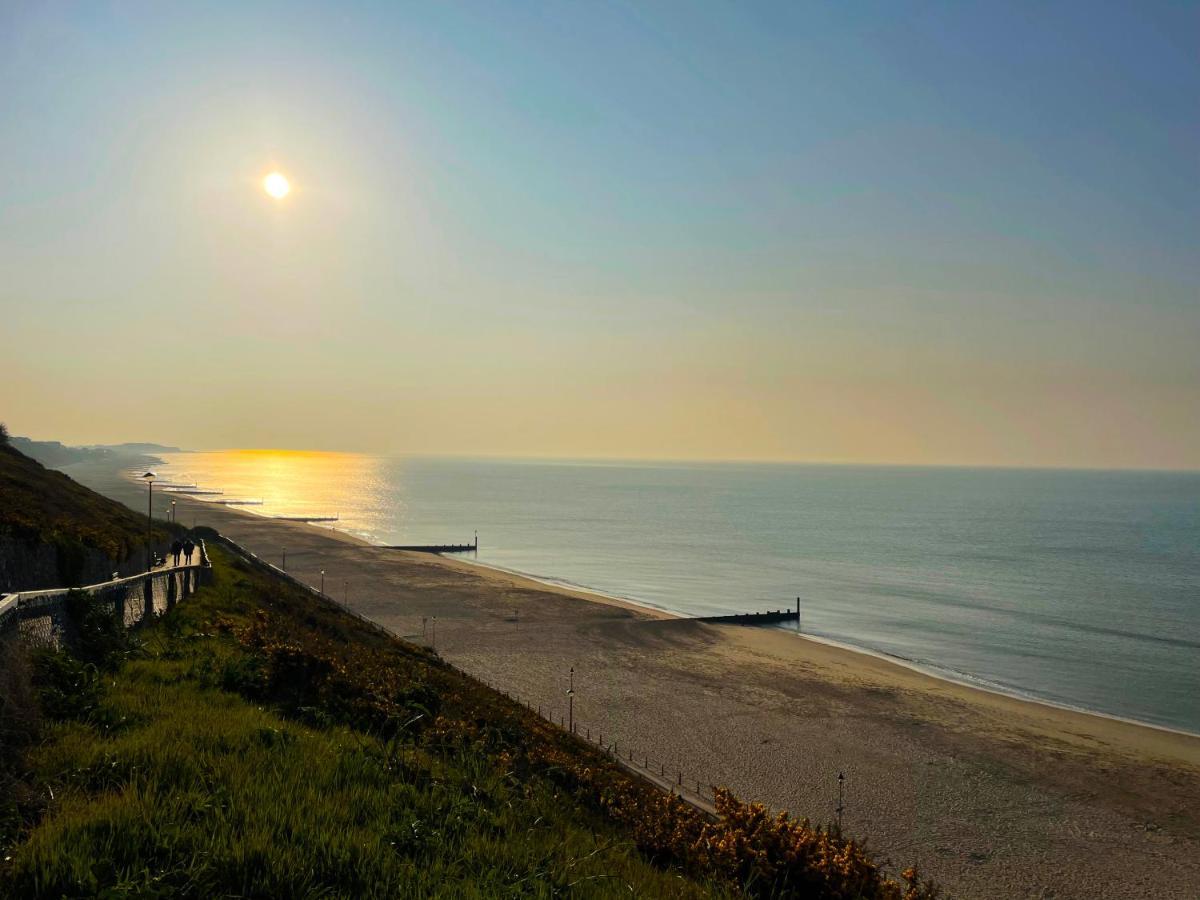 Private Two Bedroom Residence In Southbourne - Private Parking - Off The High Street - Minutes Away From The Beach بورنماوث المظهر الخارجي الصورة
