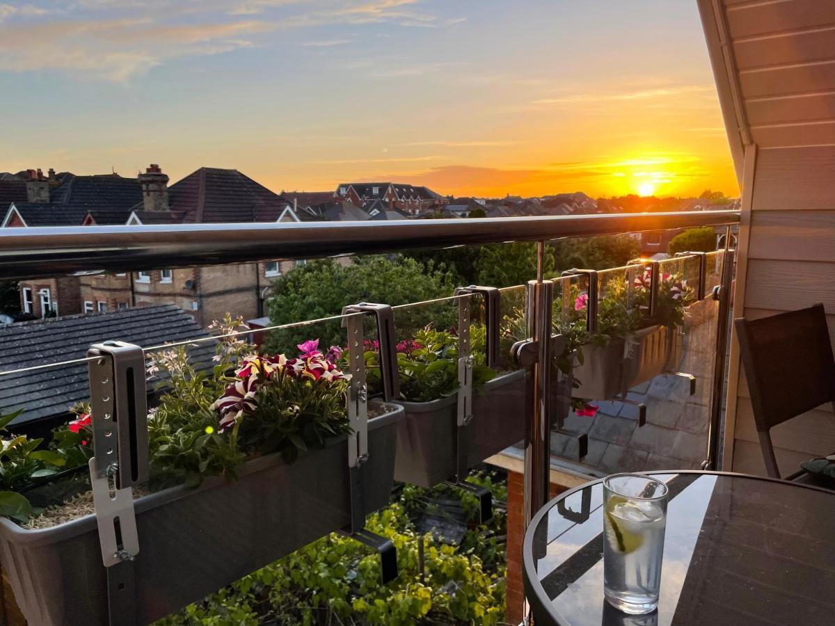 Private Two Bedroom Residence In Southbourne - Private Parking - Off The High Street - Minutes Away From The Beach بورنماوث المظهر الخارجي الصورة