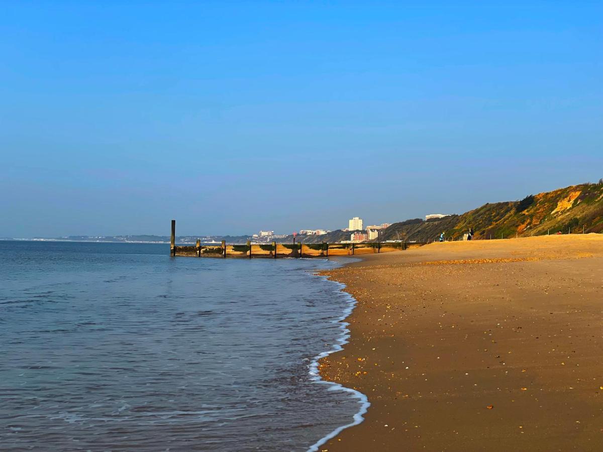 Private Two Bedroom Residence In Southbourne - Private Parking - Off The High Street - Minutes Away From The Beach بورنماوث المظهر الخارجي الصورة