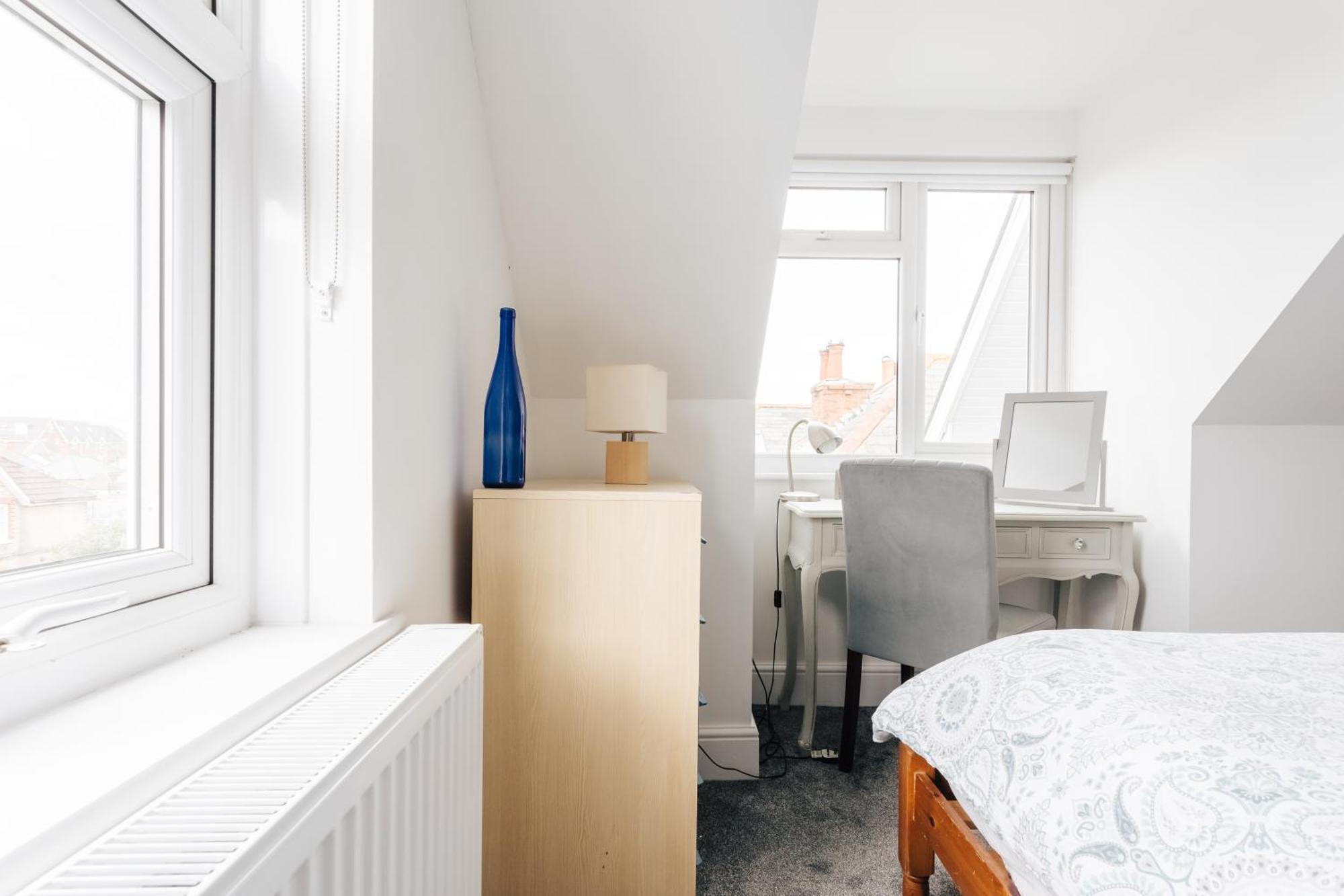 Private Two Bedroom Residence In Southbourne - Private Parking - Off The High Street - Minutes Away From The Beach بورنماوث المظهر الخارجي الصورة