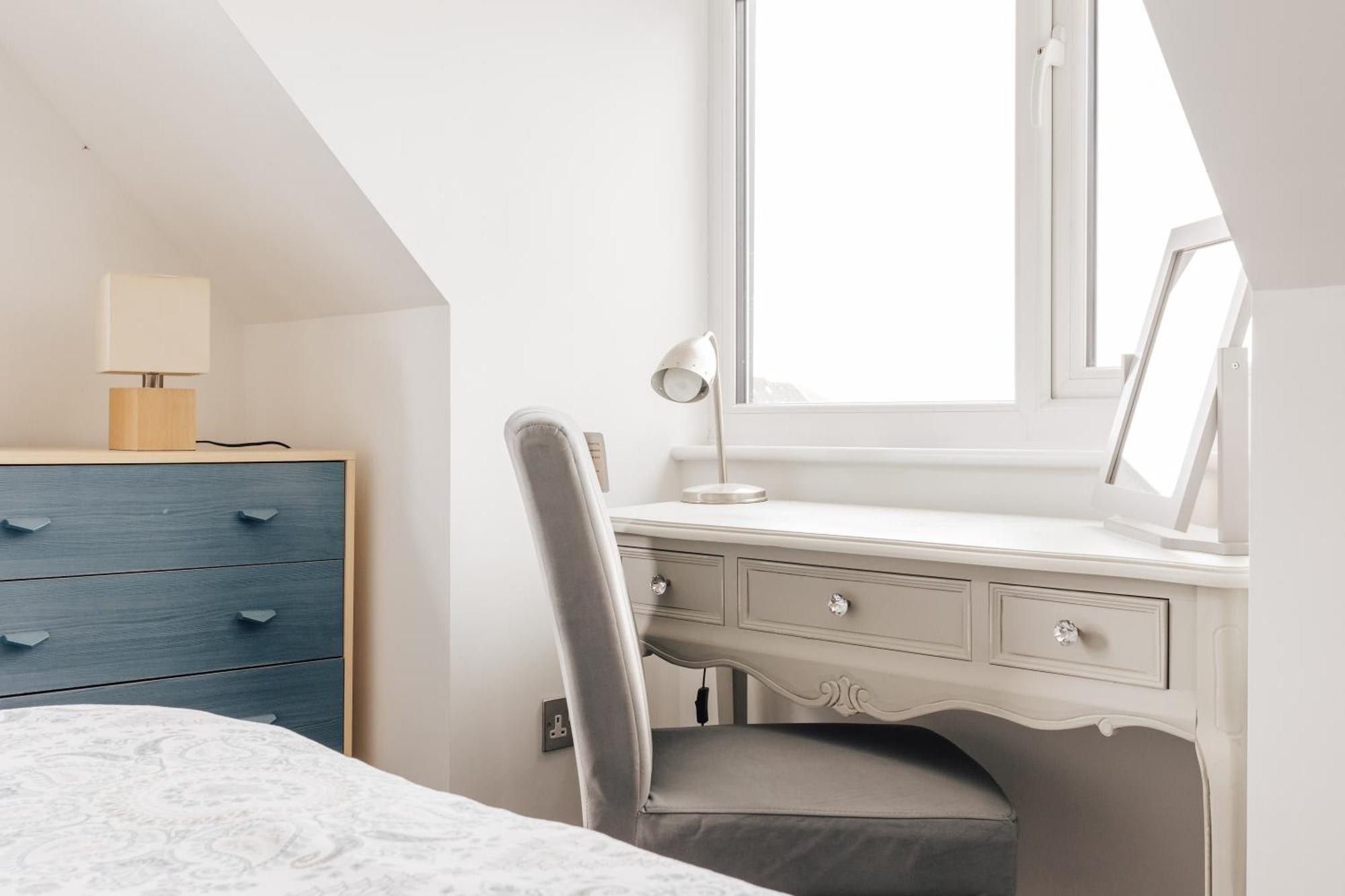 Private Two Bedroom Residence In Southbourne - Private Parking - Off The High Street - Minutes Away From The Beach بورنماوث المظهر الخارجي الصورة