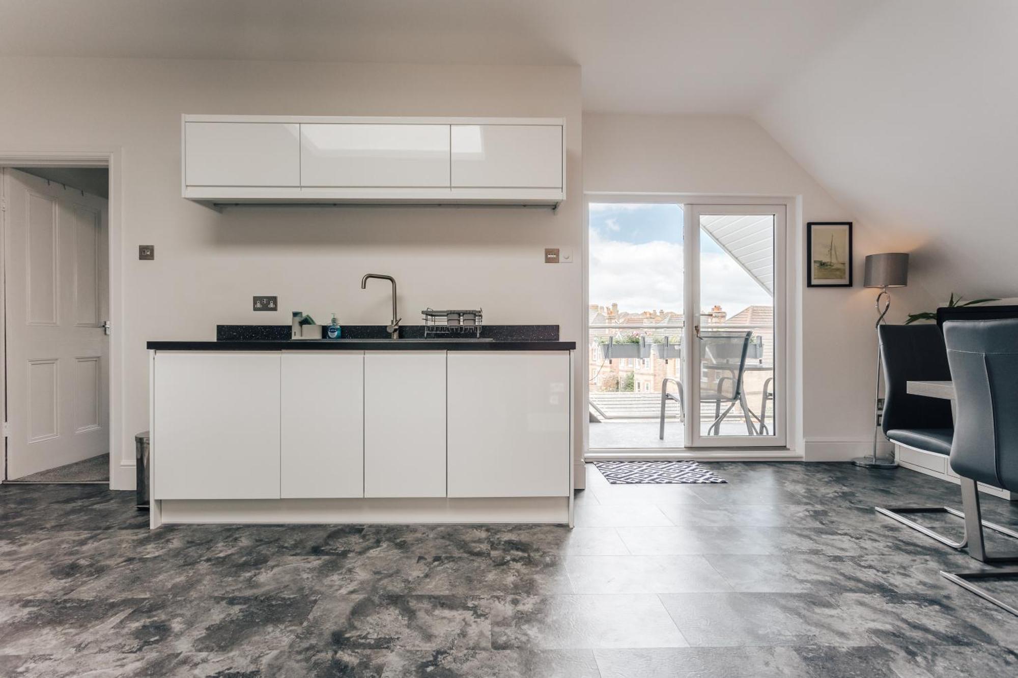 Private Two Bedroom Residence In Southbourne - Private Parking - Off The High Street - Minutes Away From The Beach بورنماوث المظهر الخارجي الصورة