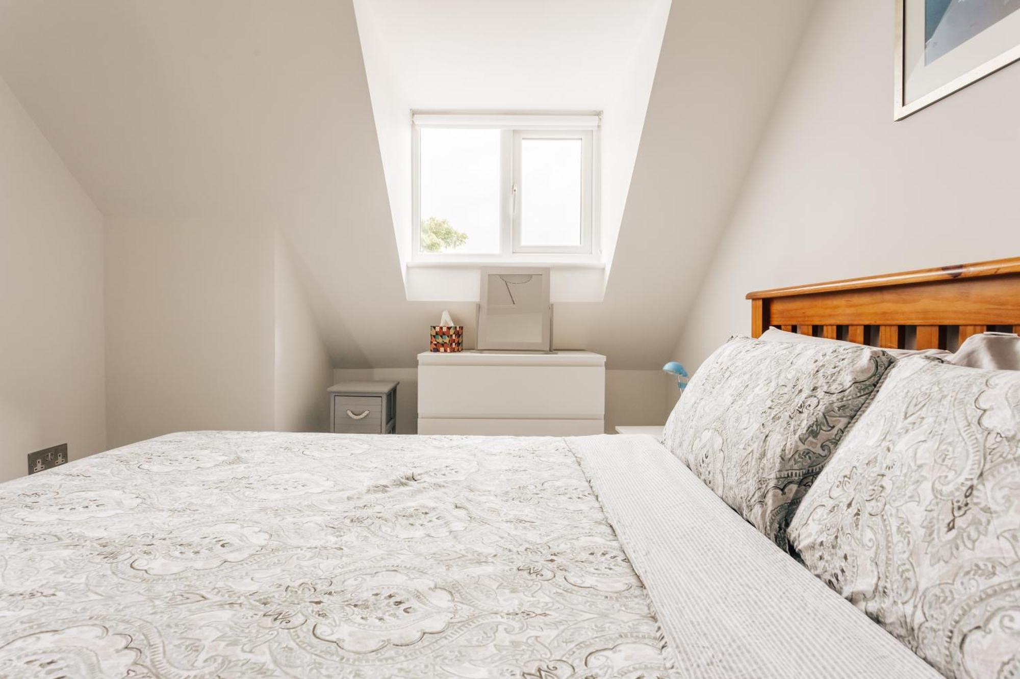 Private Two Bedroom Residence In Southbourne - Private Parking - Off The High Street - Minutes Away From The Beach بورنماوث المظهر الخارجي الصورة
