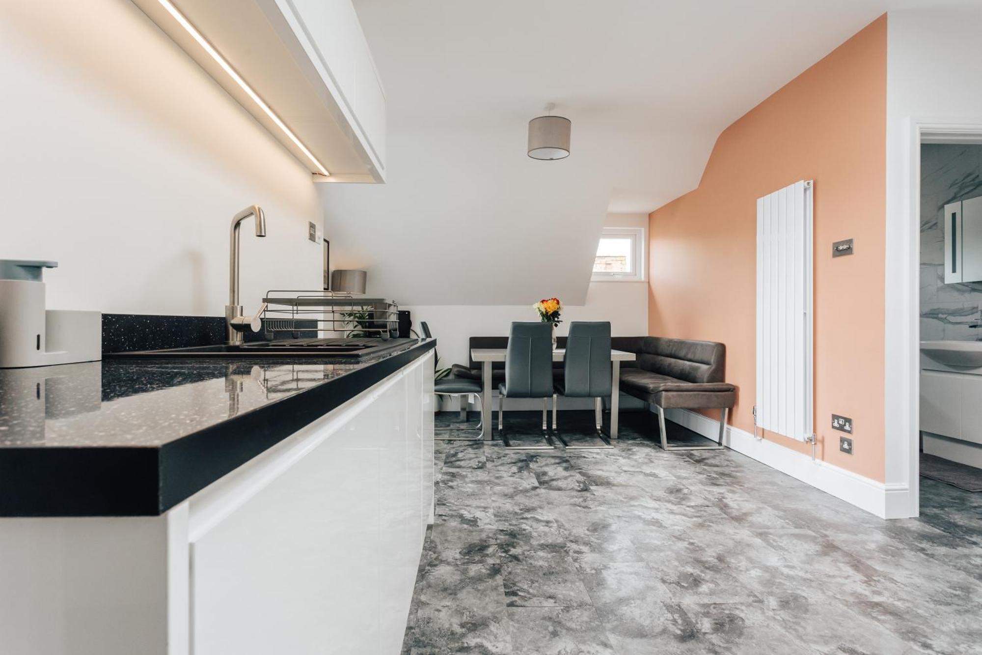 Private Two Bedroom Residence In Southbourne - Private Parking - Off The High Street - Minutes Away From The Beach بورنماوث المظهر الخارجي الصورة